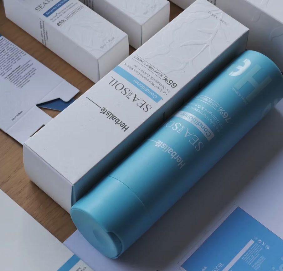 The finished cosmetics carton and bottle
